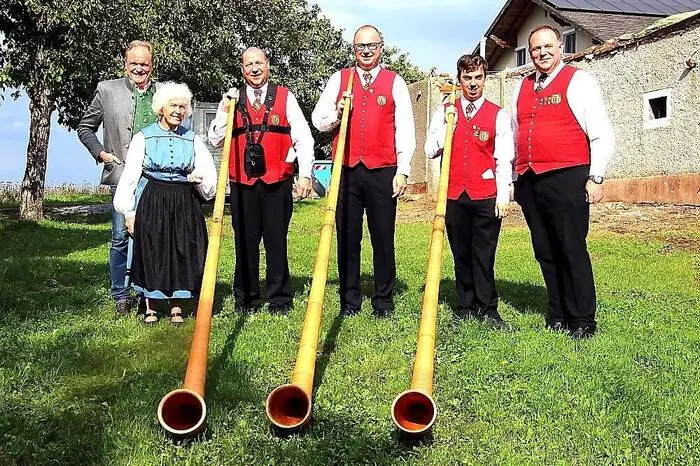 Begonnen wurde am Sonntag mit einer Führung bei den Kreuzwegstationen am Weg zur Kirche hinauf, wo die Besucher von den St. Johanner Alphornbläsern begrüßt wurden.