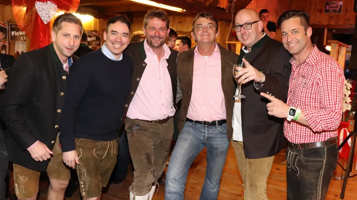 Direkt aus den USA ist Eventmanager Hannes Jagerhofer (Dritter von rechts) mit seinem Star "DJ Stari" - Michael Staribacher (Zweiter von links) zum Bauernball in Steuerberg angereist.