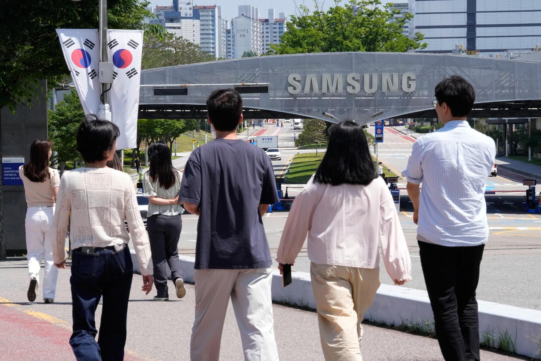 Samsung sorgt für Aufsehen: Beschäftigte stimmen ab: Streik oder 300.000 Euro Jahresbonus pro Kopf
