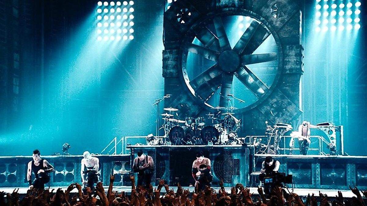 Rammstein, gegründet 1994 in Berlin, beim Live-Konzert