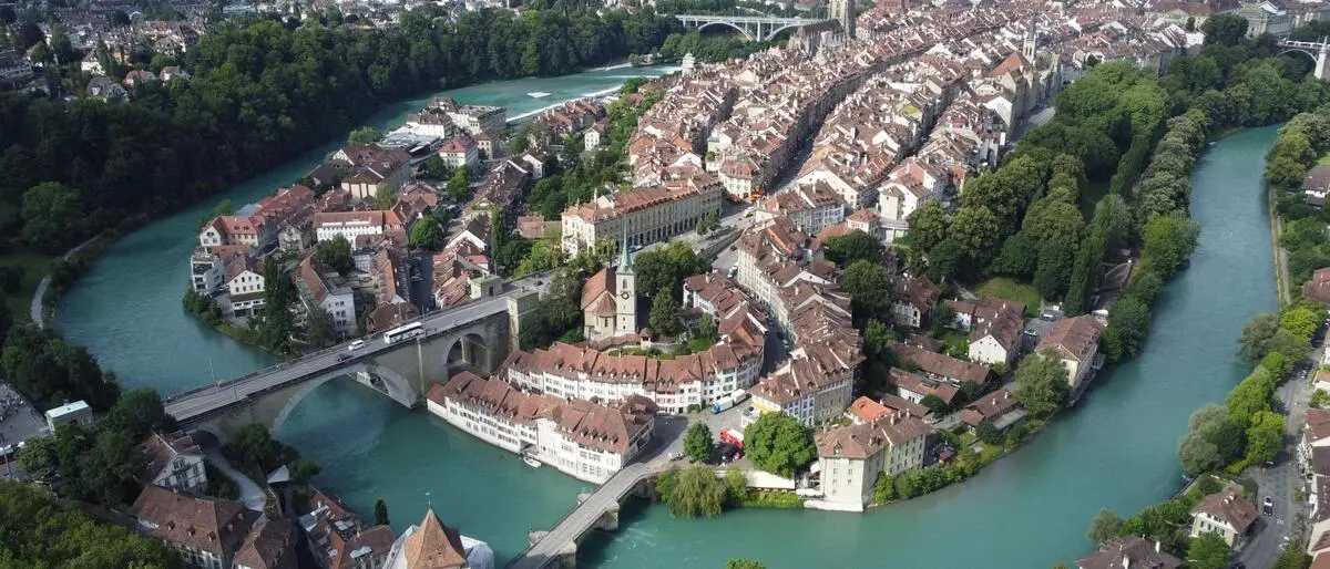 In einer Schlaufe umschließt die Aare die Bundesstadt Bern