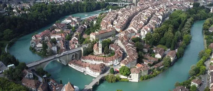 In einer Schlaufe umschließt die Aare die Bundesstadt Bern