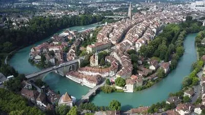 In einer Schlaufe umschließt die Aare die Bundesstadt Bern