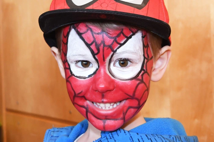 Mit viel Liebe wurden die Kinder geschminkt und maskiert