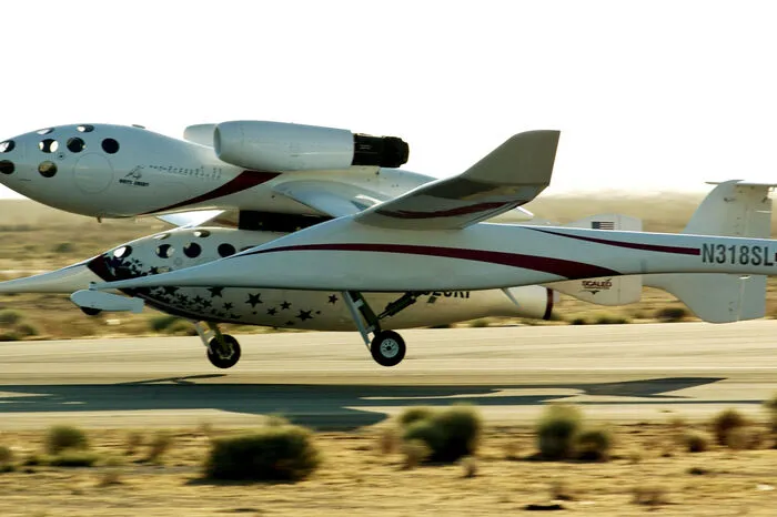 Das SpaceShipOne ist der Gewinner des Ansari X-Prize, gefördert durch den Microsoft-Mitbegründer Paul Allen. Mit diesem Raumflugzeug wurde im Jahr 2004 der erste bemannte Privat-Weltraumflug durchgeführt.