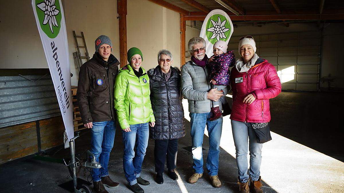 Alpenvereinsteam: Stefan Bicherl, Sophie Staudinger mit Tochter Lea, Obfrau Margit Gruber, Karl Eichner und Alexandra Wogg