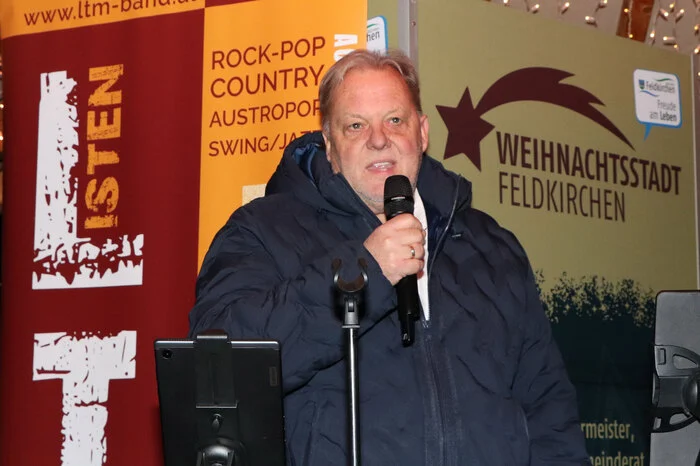 Bürgermeister Martin Treffner eröffnete die Wintereinkaufsnacht und der Christkindlmarkt am Hauptplatz.