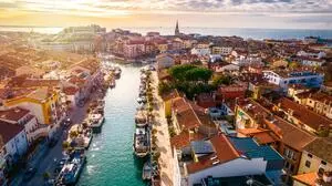 Blick auf Grado mit seiner einzigartigen Architektur und dem berühmten Kanal im Zentrum