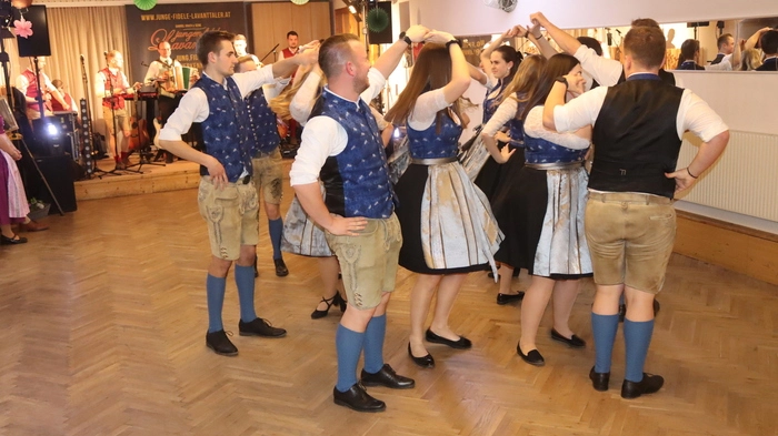 Die LJ Pölling eröffnete mit einigen Volkstänzen den Bauernball.