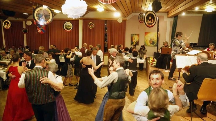 Gemütlichkeit, Fröhlichkeit, gemeinsam reden, tanzen und lachen.