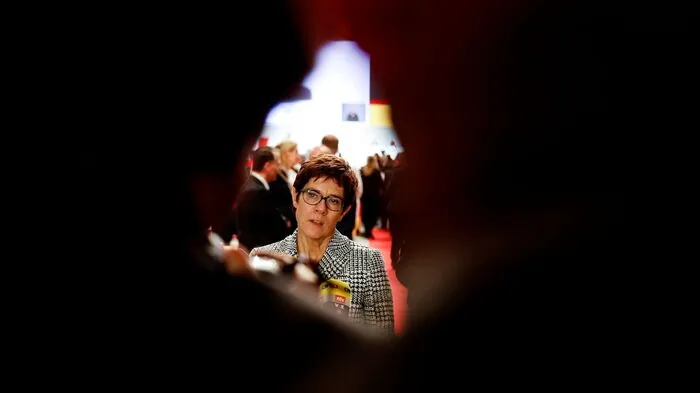 Die bisherige CDU-Generalsekretärin Annegret Kramp-Karrenbauer löst die deutsche Bundeskanzlerin Angela Merkel als Parteivorsitzende ab.
