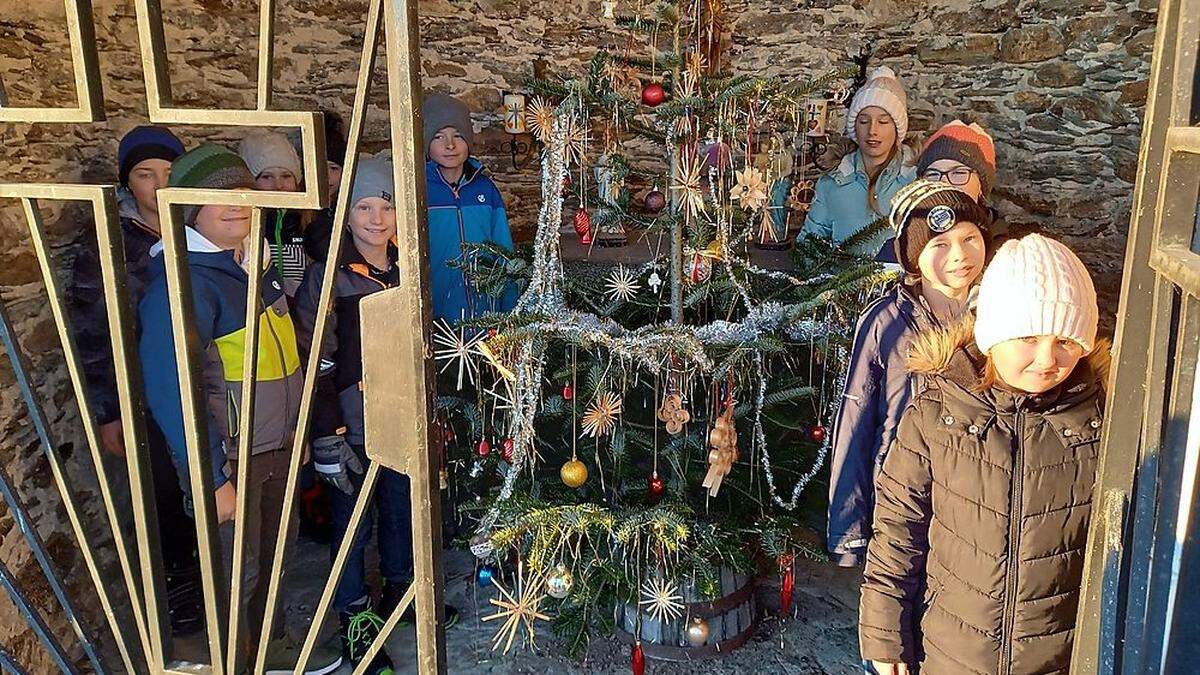 Schülerinnen und Schüler schmückten den Christbaum