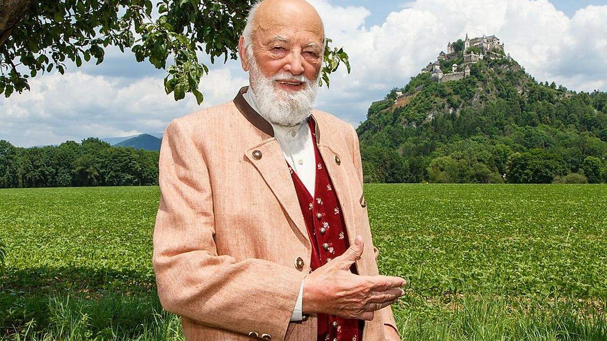 Sepp Forcher vor der Burg Hochosterwitz