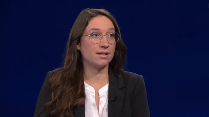 Julia Herr vor einem dunkelblauen Hintergrund.