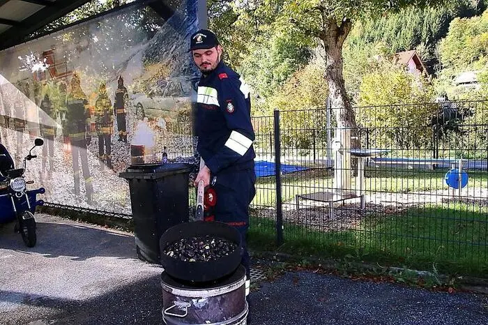 Die zahlreichen Besucher wurden mit Aufstrichbroten, Kastanien und Getränken bewirtet.