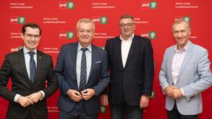 Gemeinsam mit Stefan Hofer (links), Jörg Leichtfried und Arbeiterkammer-Steiermark-Präsident Josef Pesserl informierte Anton Lang zum Wirtschaftsstandort