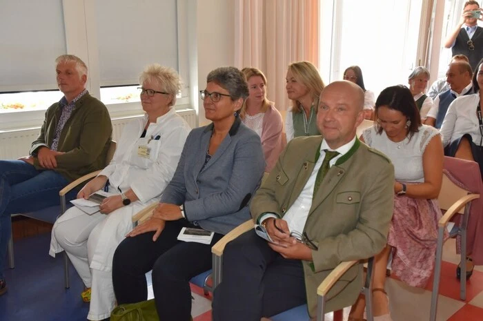 In diesen Tagen beginnen wiederum 23 Damen und Herren die Ausbildung zum Pflege- und Pflegefachassistenten und am 2. Oktober startet der nächste Lehrgang zur Ausbildung nach Paragraph 44 für den gehobenen Dienst in der Gesundheits- und Krankenpflege.