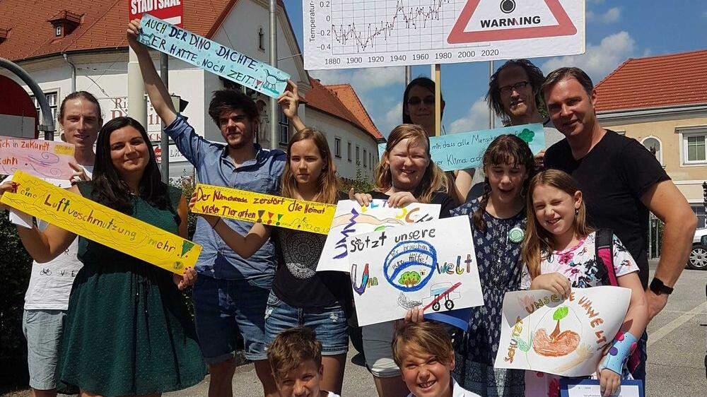 Klimanotstand Resolution - Bgm. Andreas Babler mit den AktivistInnen der Friday for Future-Bewegung und Sch�lerInnen aus Traiskirchen