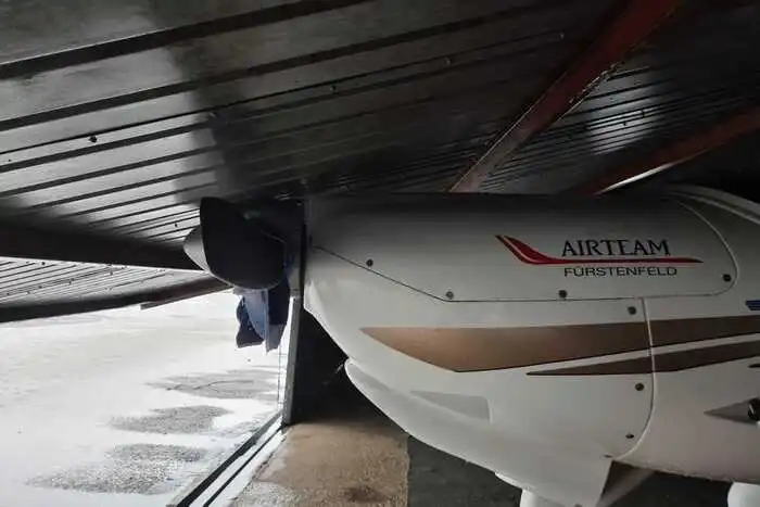 ... und durch den Sturm fiel ein Tor auf ein Leichtflugzeug.