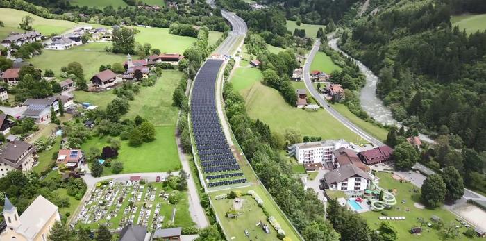 2200 PV-Module auf der Einhausung Trebesing auf der A10 Tauernautobahn erzeugen Strom für den Tunnel und die Gemeinde