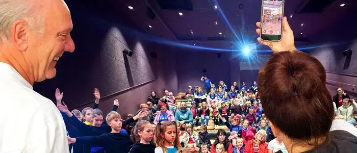 Zum Dank für die Einladung sangen die Kinder ein Lied und führten einen Tanz auf