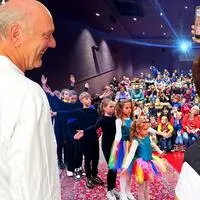 Zum Dank für die Einladung sangen die Kinder ein Lied und führten einen Tanz auf