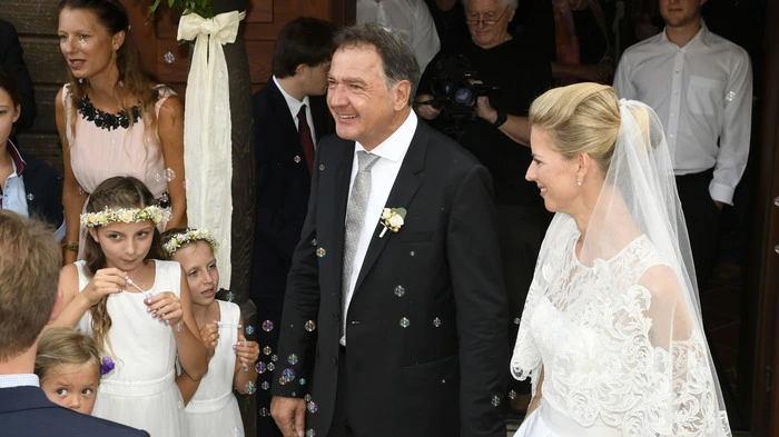 Nach der Trauung durch Superintendent Manfred Sauer wurde das Hochzeitspaar von den Gästen mit Seifenblasen empfangen.