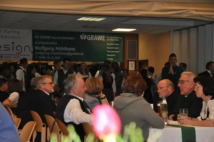 Zahlreiche Besucherinnen und Besucher folgten der Einladung, sodass der Ball sensationell gut besucht war und die Tanzfläche den ganzen Abend über aus allen Nähten platzte