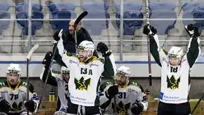 Spielerbank des EHC Olten, Patrick Obrist und seine Kollegen jubeln über ein Tor. | Patrick Obrist (Nr. 13) kann wohl bald wieder mit seinem Teamkollegen jubeln