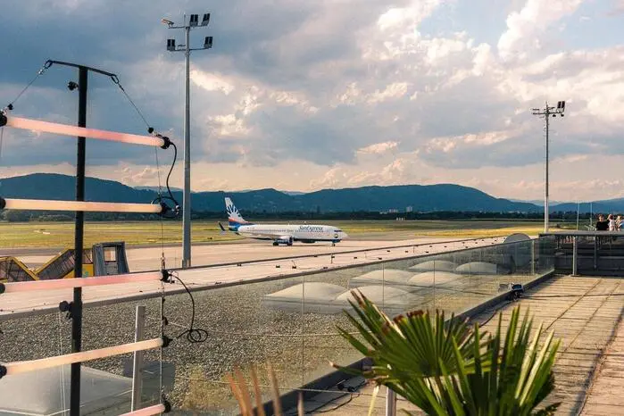 .... während Flugzeuge aus Frankfurt, Antalya und München landeten, konnte man auf der Terrasse in den Abend hineintanzen ...