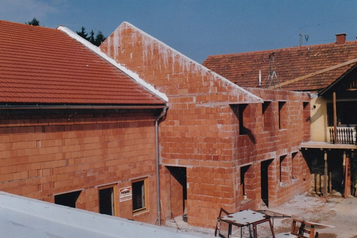Im Laufe der vergangenen Jahre wurden mehrere Um- und Neubauten realisiert. 1995 wurde der Buschenschank neu gebaut, so wie er im Großen und Ganzen auch jetzt noch steht.