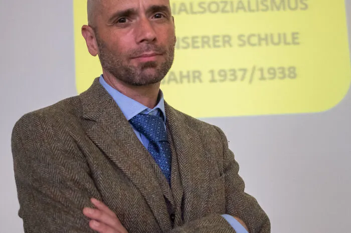 Die jetzige 5A-Klasse setzte das Projekt im Fach „Politische Bildung und Zeitgeschichte“ mit Geschichtelehrer Michael Luger um: "Sie waren mit ungeheurem Eifer bei der Sache, sogar in ihrer Freizeit."