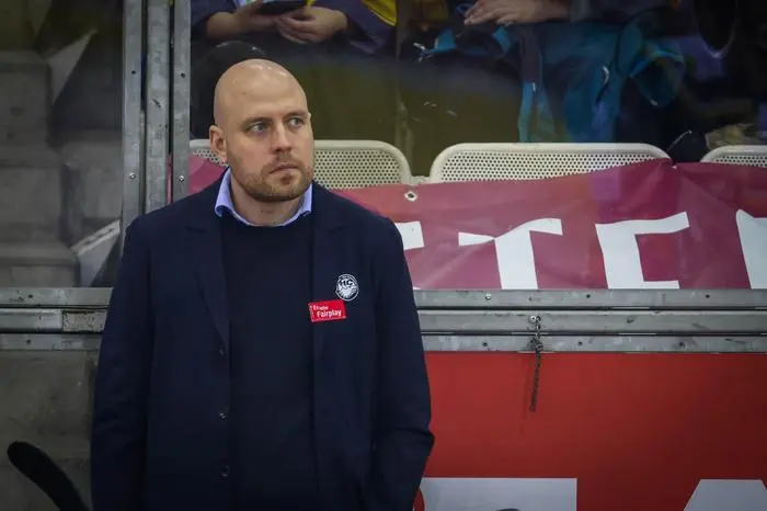 VIENNA,AUSTRIA,12.JAN.24 - ICE HOCKEY - ICE Hockey League, EC Vienna Capitals vs HC Pustertal. Image shows head coac Kasper Vuorinen (Pustertal).
Photo: GEPA pictures/ David Bitzan