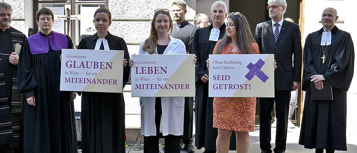 Protestaktion 2019 der evangelischen und altkatholischen Kirche in Wien zum Thema Karfreitag. Rechts außen Superintendent Matthias Geist