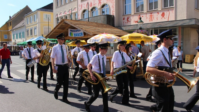 Pünktlich um 10 Uhr wurde das Voitsberger Stadtfest von Vizebürgermeister Kurt Christof eröffnet. Die Musikkapelle Bauer sorgte für den richtigen Klang.