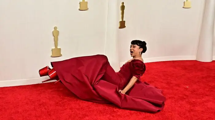 Youtuberin Liza Koshy wollte den Fotografen eigentlich nur ihr schönes Kleid präsentieren. Doch sie rutschte auf ihren hohen Absätzen aus und landete auf dem Boden. Zwei Assistenten mussten der jungen Frau hochhelfen und sie aus der unangenehmen Lage befreien.