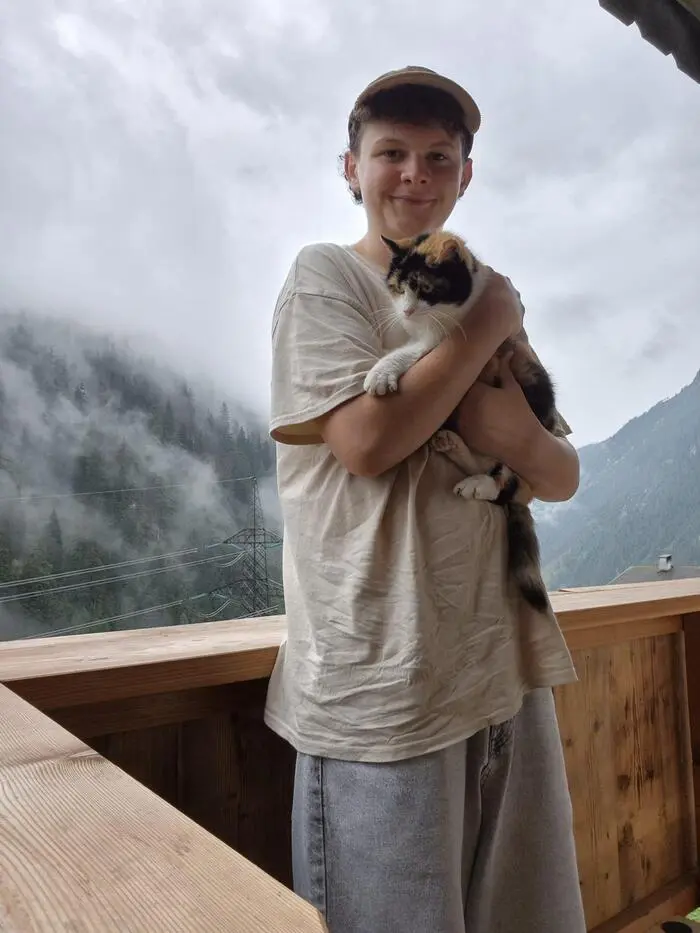David Huber kümmert sich gerne um Katzen