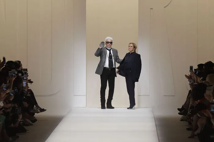 Auch Fendi zeigte in Mailand seine neue Kollektion: Von mädchenhaften Romantikkleidern bis zu voluminösen Hosen und Blazern mit großen aufgesetzten Taschen.