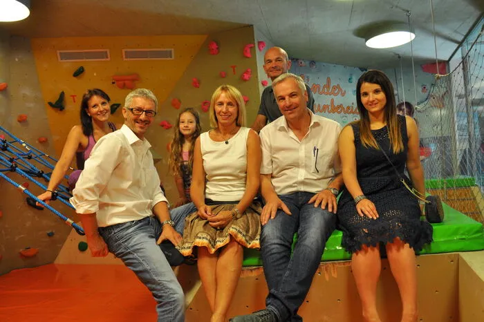 Klettertrainerin Marion Hanger, Kurt Fürstauer, Nina Hartlieb, Vizebürgermeisterin Karoline Taurer, Franz Karger, Helmut und Daniela Fürstauer im neuen Kinder-Boulderbereich.