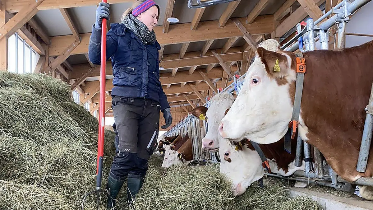 Mit Heugabel und Smartphone im Stall? Martina Hopf hat eine Entscheidung getroffen