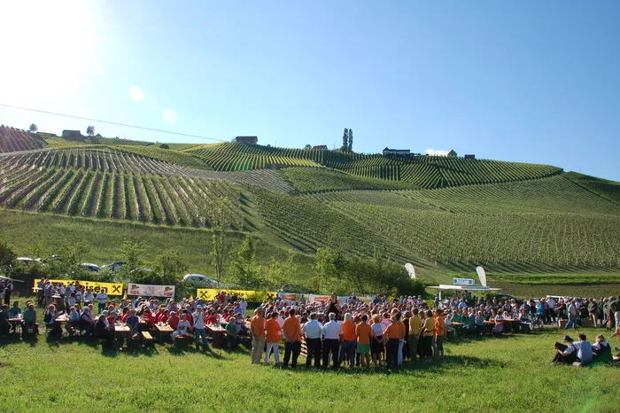 Nach den Auftritten bei den Buschenschänken Schnabl und Adam sowie den Weingütern Söll und Tinnauer gab es eine Abschlussveranstaltung mit Bürgermeister Karl Wratschko im Weingut von Gustav und Karl Strauss. Zum Abschluss wurde noch gemeinsam „Die Sulm und die Weinberg“ von Franz Koringer angestimmt.