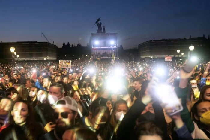 100.000 Menschen auf dem Heldenplatz? DiePolizei schätzte lediglich 10.000.