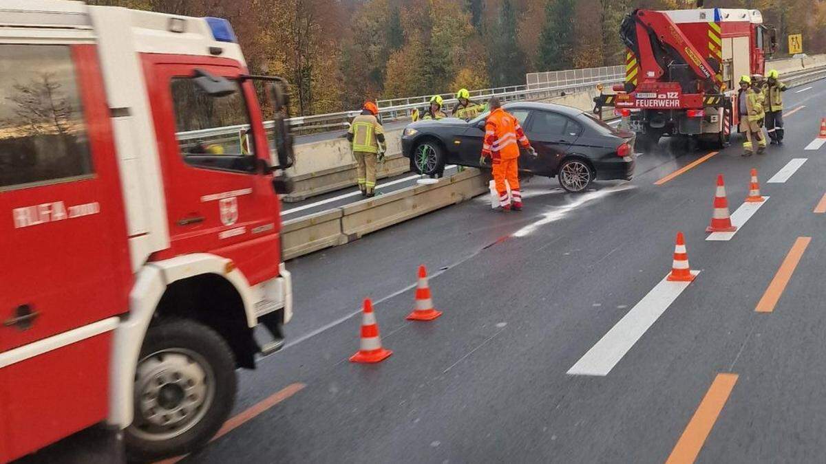 Eine Auto kam von der Fahrbahn ab.