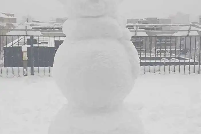 Ein riesiger und besonders kunstvoll gebauter Schneemann