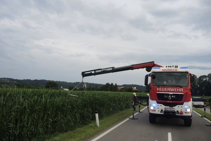 Beim Überholen kam ein 19-Jähriger von der Fahrbahn ab und überschlug sich mit seinem Pkw.