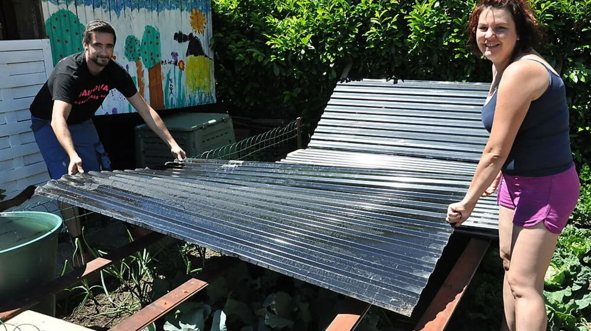Patrick Mioschek und Petra Stark mit ihrem mobilen Hagelschutz