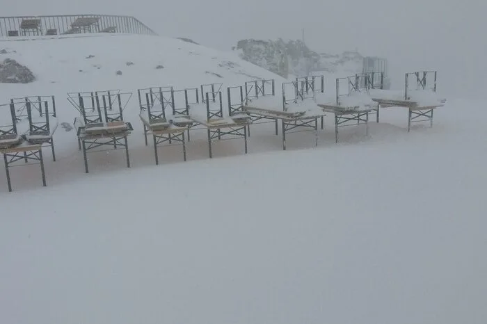 Terrasse am Gletscher war weiß.
