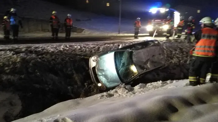 Pkw einer ungarischen Lenkerin stürzte im Hirschmanngraben in den Straßengraben