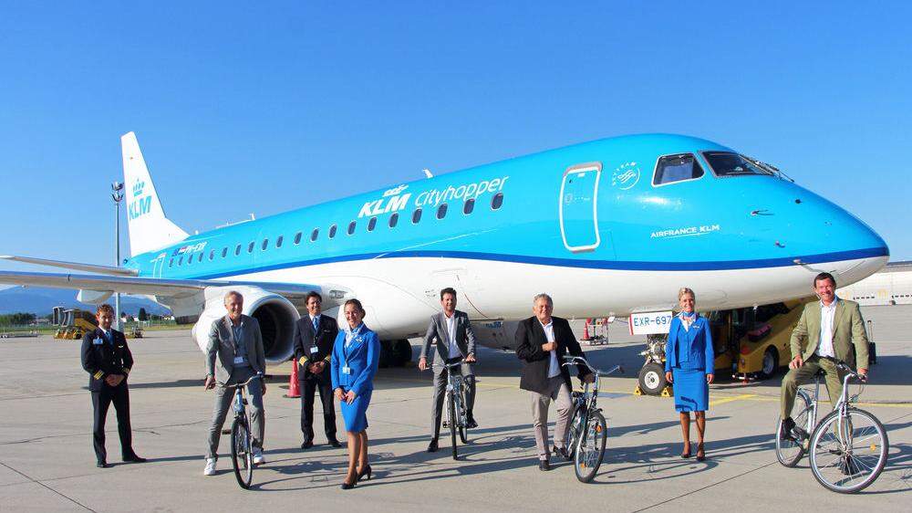 Ausnahmsweise mit dem Fahrrad am Rollfeld: Die Crew der KLM wurde begrüßt von Stadtrat Günter Riegler, Wolfgang Grimus (GF Flughafen Graz), Wolfgang Malik (CEO Holding Graz) und Jürgen Löschnig (GF Flughafen Graz)