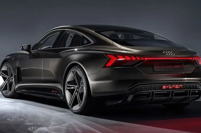Mit 4,96 Meter Länge, 1,96 Meter Breite und 1,38 Meter Höhe zeigt er die klassischen Proportionen Gran Turismo. Die Karosserie trägt eine Dachpartie aus Carbon ebenso wie zahlreiche Aluminium-Komponenten und tragende Elemente aus hochfestem Stahl.